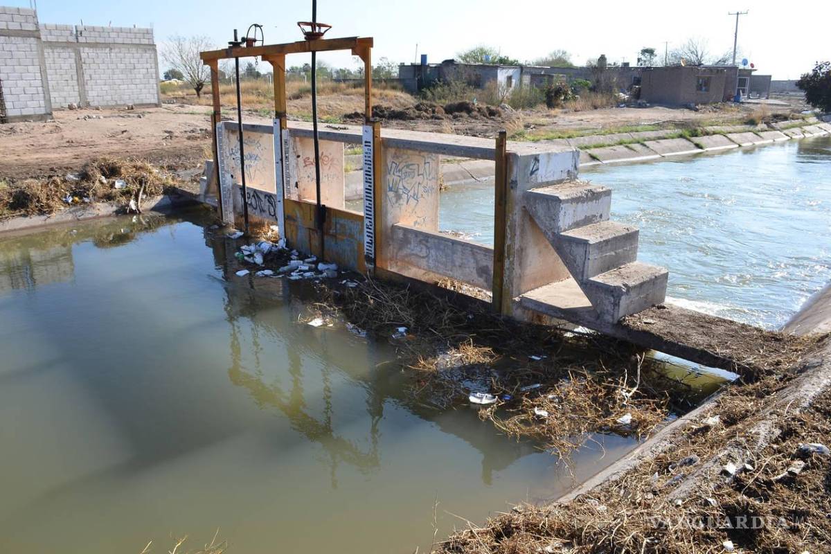 A horas de inicio del ciclo agrícola, canales de riego en Torreón están llenos de basura
