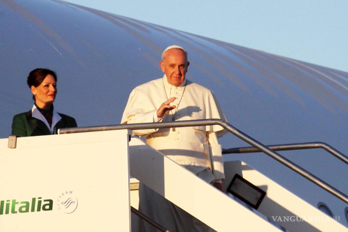 Dios bendiga a Kenia: Papa llega a Nairobi, etapa inicial de su primer viaje a África