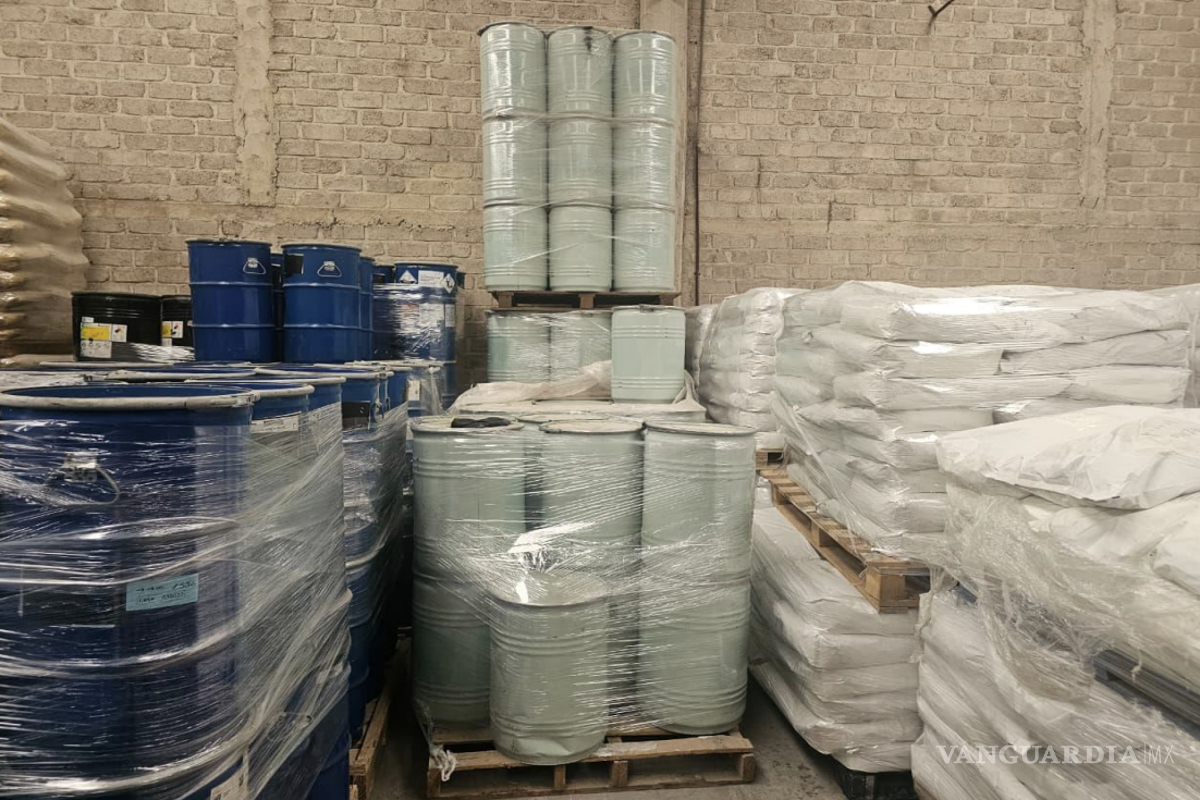 $!Tambos y material químico asegurados durante el operativo federal en una bodega de la ciudad.