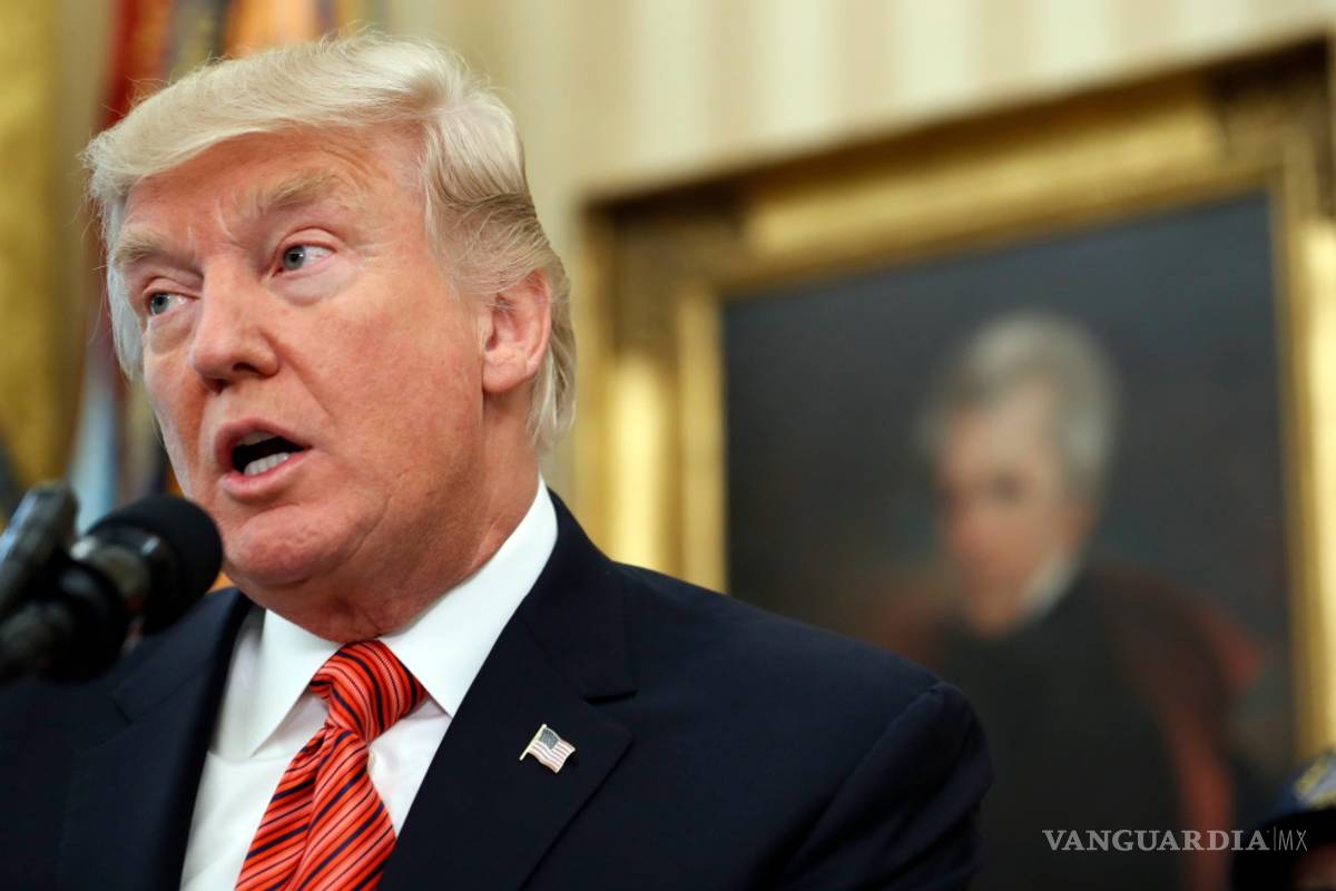 Busca Donald Trump desacreditar a investigadores de conexión rusa