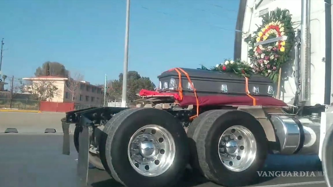 Tráiler transportó féretro durante una caravana fúnebre en Saltillo (video)