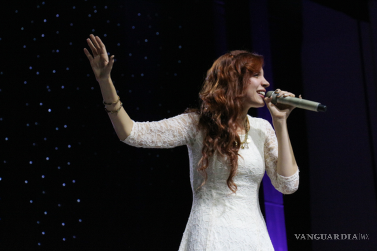 Sale del hospital la cantante cristiana Sara Galindo