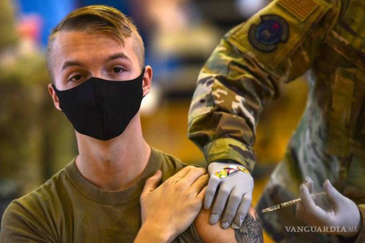 Todos los soldados en activo de EU deberán vacunarse contra COVID-19