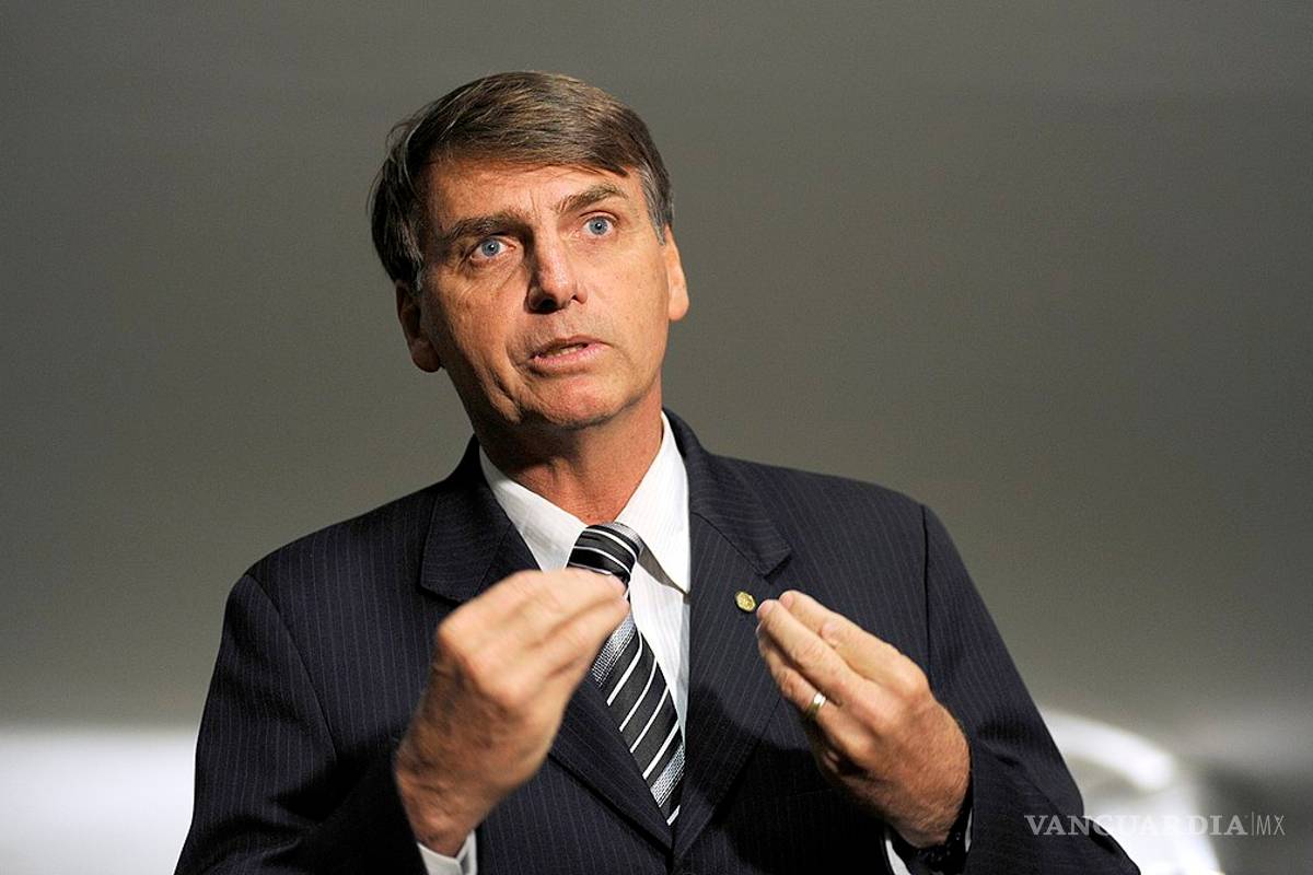Bolsonaro decreta aumento de salario mínimo por encima de inflación en Brasil