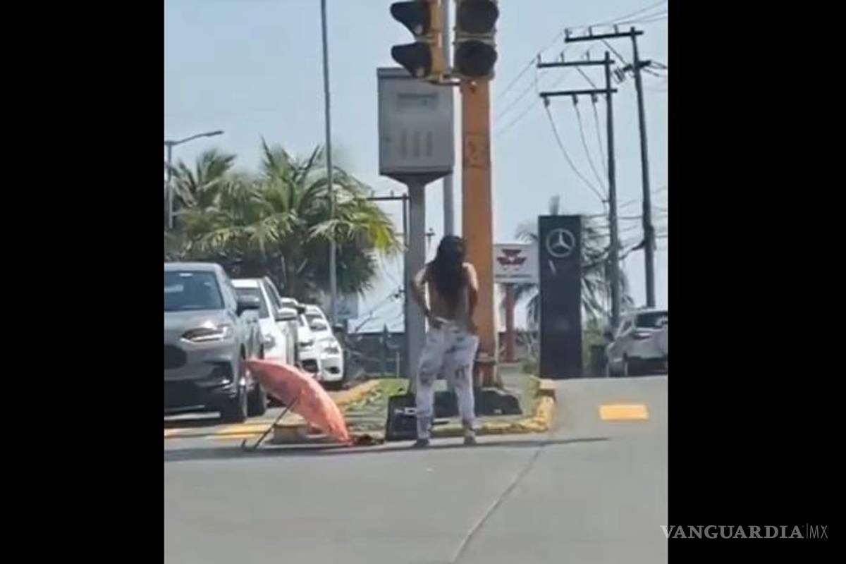Mujer se desnudó y cambió de ropa en plena avenida de Boca del Río, Veracruz