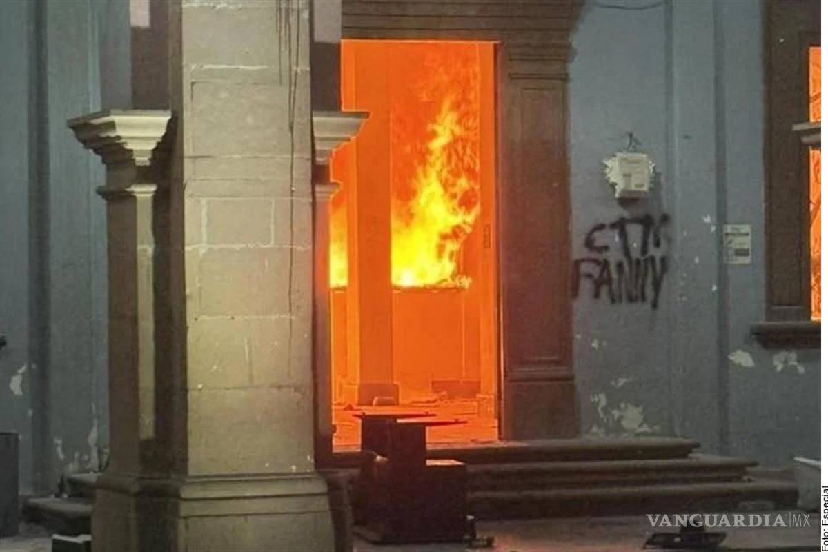 Vandalizan y queman el palacio de Apatzingán en protesta por el asesinato de Carlos Manzo