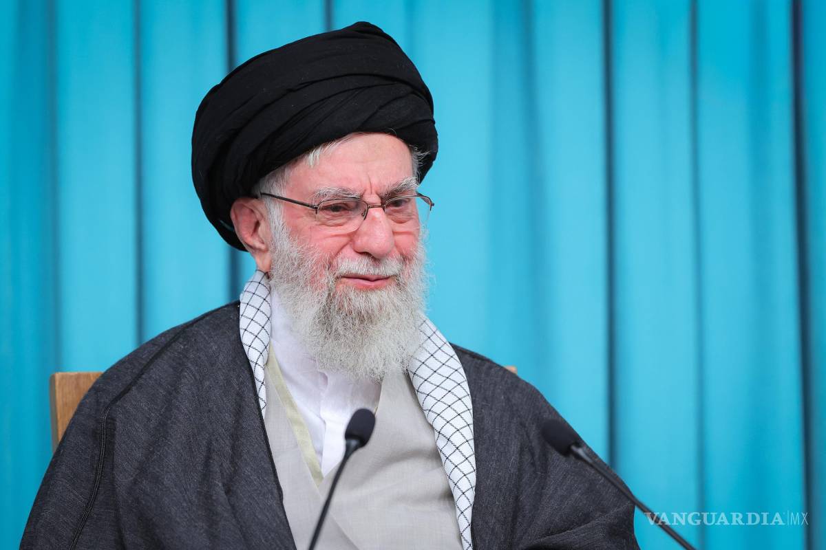 $!El líder supremo iraní, el ayatolá Ali Khamenei, habla en un discurso televisado. El domingo se reimpondrán las sanciones de ONU al país a través del “snapback”.