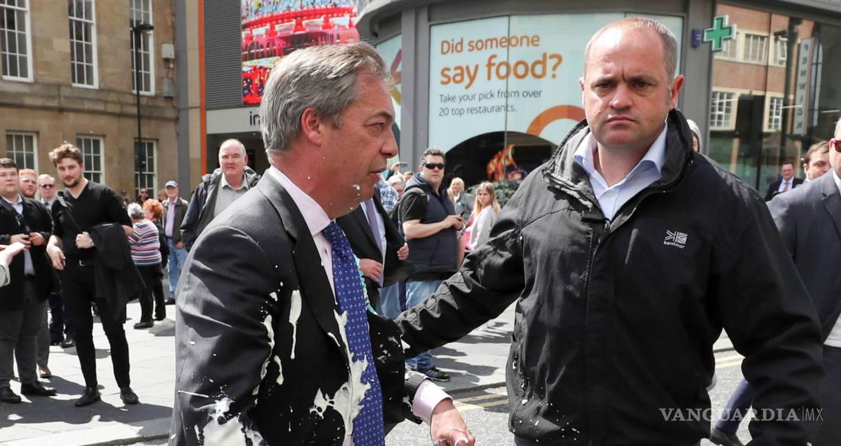$!Tu jugo del día: Abrazos, no batidazos: Atacan con licuado a Nigel Farage por Brexit