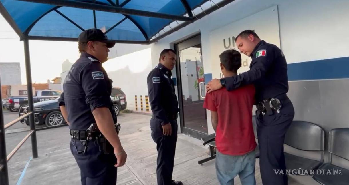 Policías rescatan a joven que intenta lanzarse del puente, en Saltillo