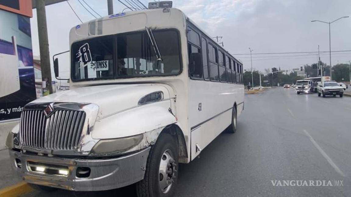 $!El Nissan Tiida impactó contra un camión de la ruta 8 IMSS, causando daños en su vehículo.