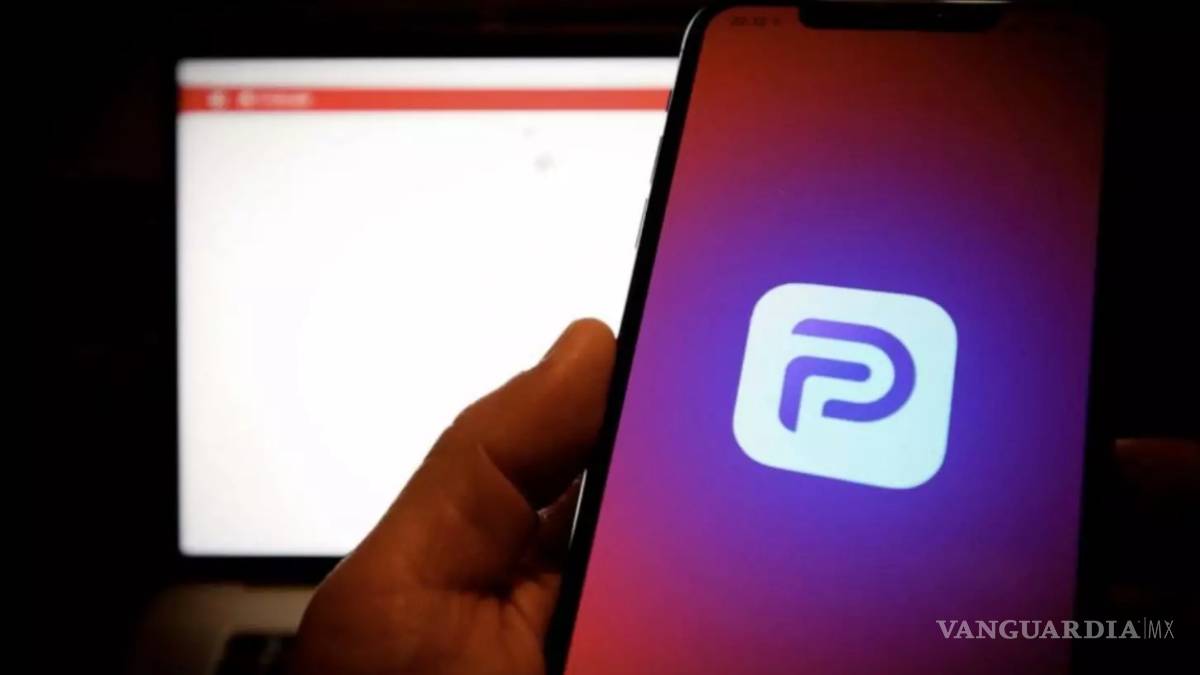 Parler, la red social de la derecha estadounidense vuelve a estar en línea
