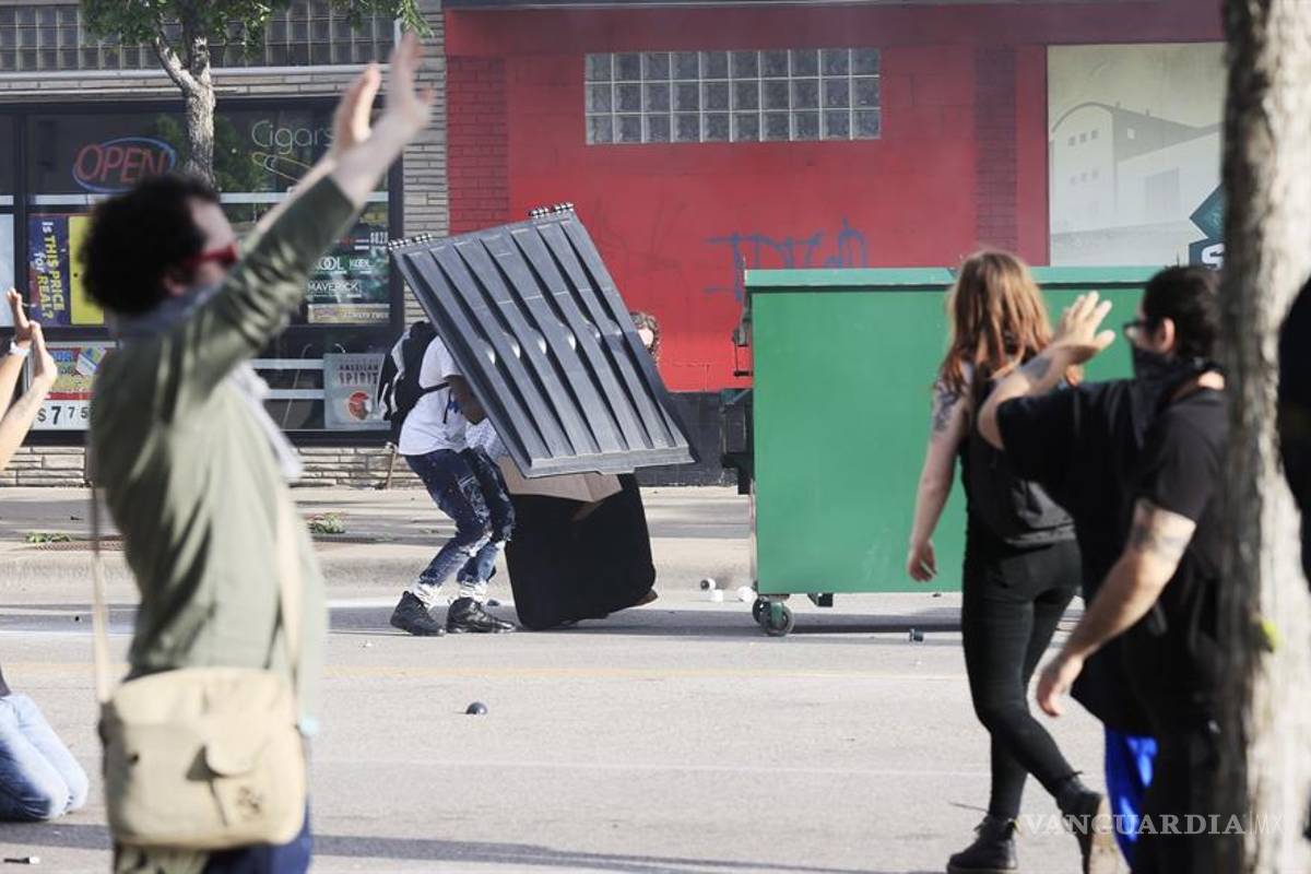 $!Violentas protestas y saqueos en Minneapolis por la muerte de George Floyd por abuso policial (fotos)
