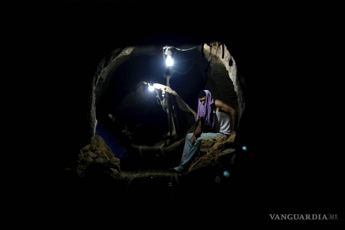 $!Un trabajador palestino descansa dentro de un túnel de contrabando en Rafah, en la frontera entre Egipto y el sur de la Franja de Gaza, el 30 de septiembre de 2013.