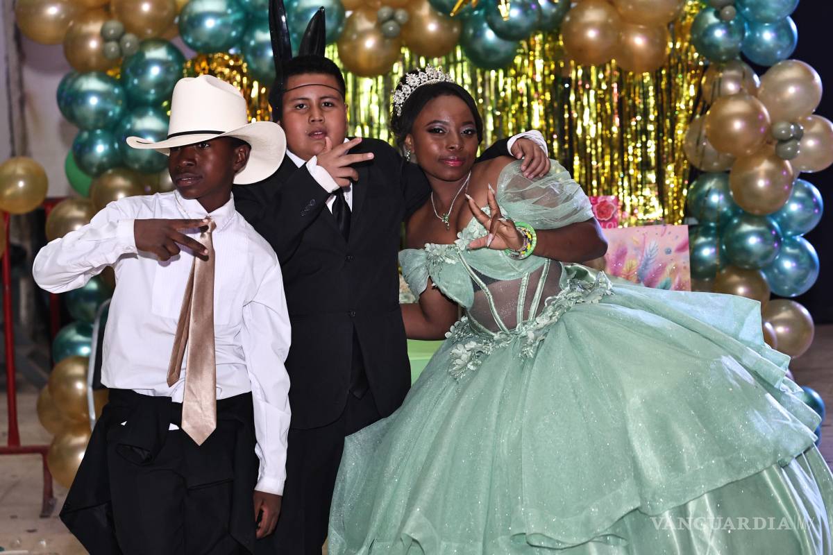 $!Decenas de asistentes se dieron cita para acompañar a Steisy en su gran noche, convocados por una invitación que se volvió viral en redes sociales.