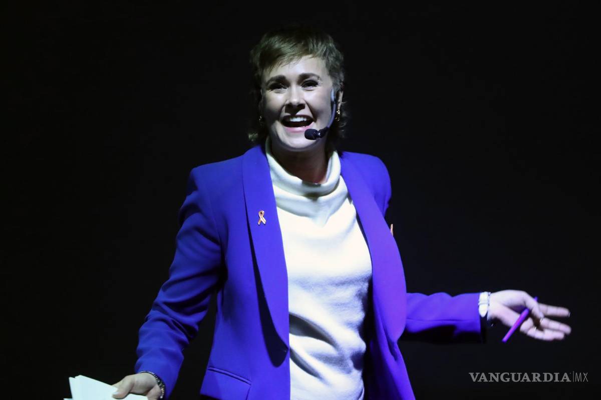 $!La embajadora de buena voluntad de ONU Mujeres y sobreviviente de violencia digital, Marion Reimers, habla durante una conferencia de prensa.