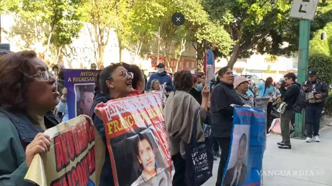 Protestan madres buscadoras afuera de Palacio Nacional
