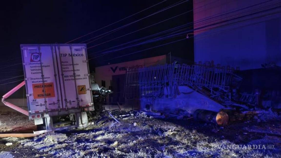 $!El impacto del vehículo causó daños a una luminaria, un poste de alta tensión y la barda de una empresa cercana.