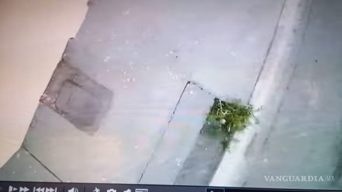 $!Tras el golpe, la cámara quedó hacia abajo, apreciándose la banqueta.