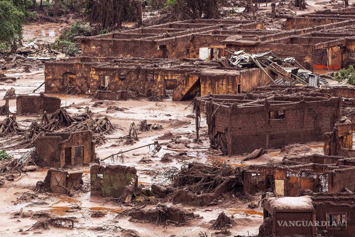 Suben a 23 los desaparecidos por rotura de presa en Brasil