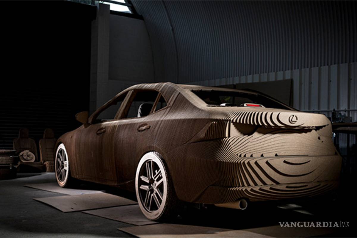 Fabrican un Toyota Lexus IS 100% de cartón