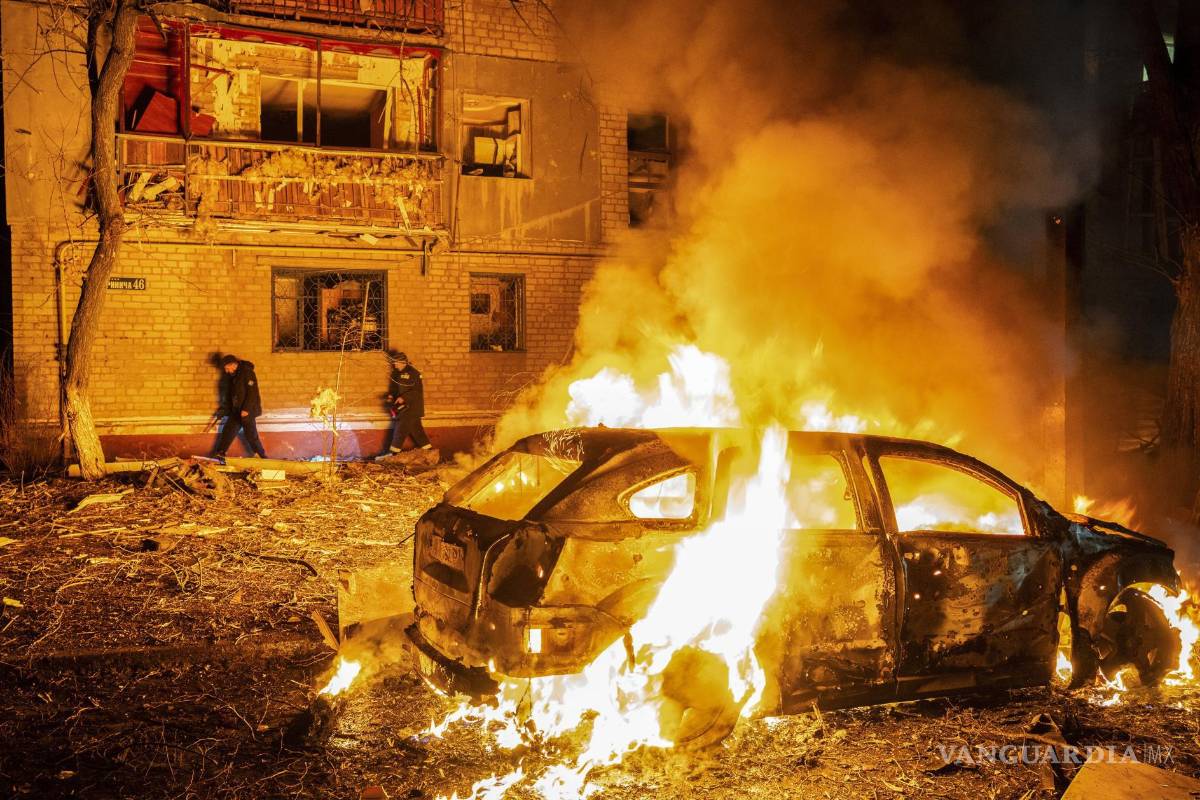 $!Rescatistas ucranianos trabajan en el lugar donde cayó una bomba guiada rusa en una zona residencial de Kramatorsk, Ucrania, el 12 de febrero de 2026.