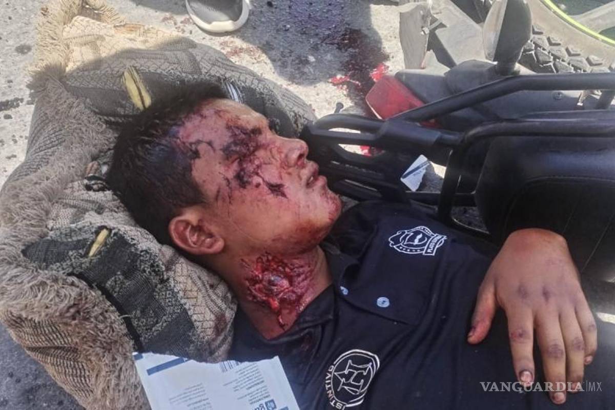 $!El joven terminó con graves heridas. Fue trasladado en una ambulancia de la Cruz Roja.