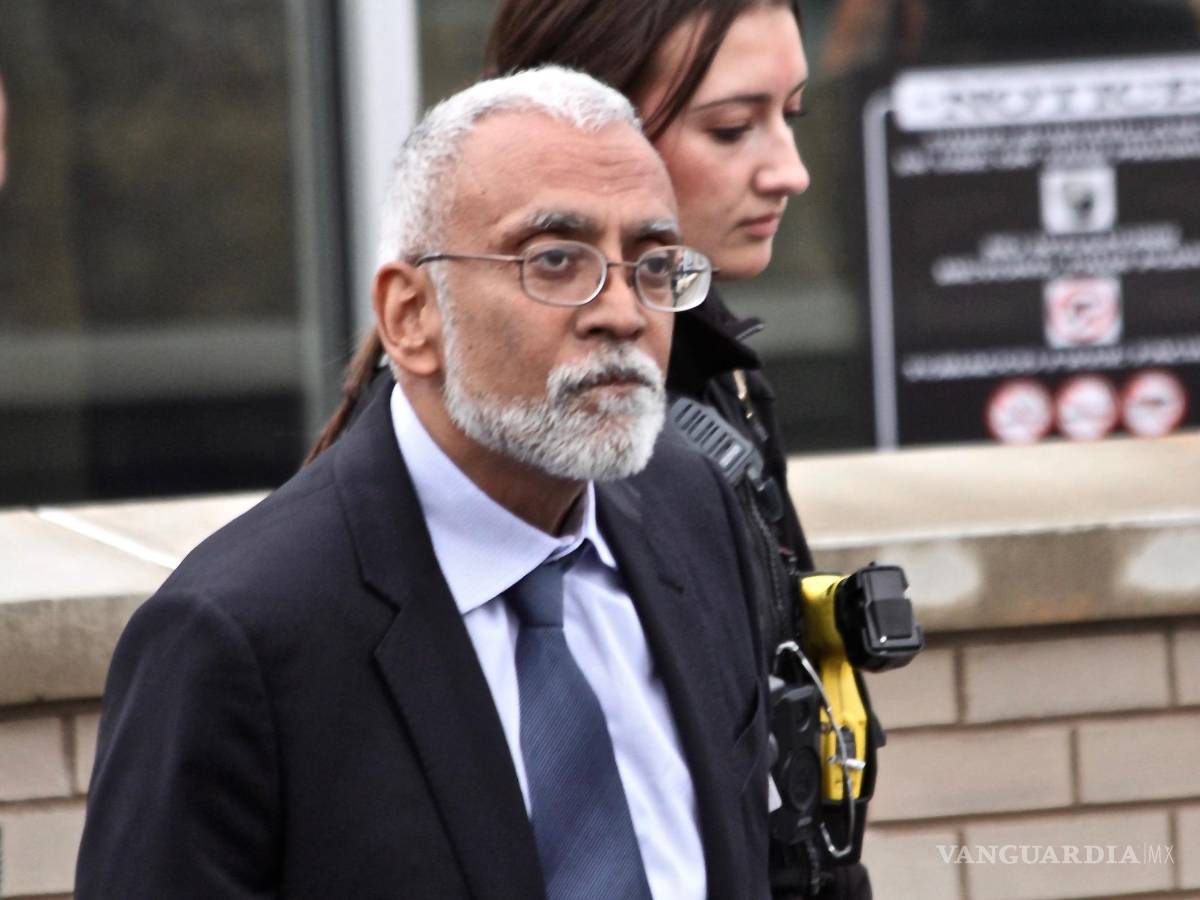 $!Subramanyam “Subu” Vedam camina frente al juzgado del condado de Centre en Bellefonte, Pensilvania, durante una audiencia sobre nuevas pruebas descubiertas.