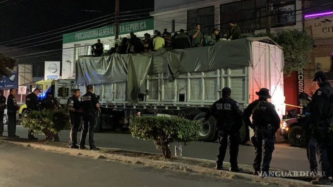Guardia Nacional detiene tráiler con 100 indocumentados en Querétaro