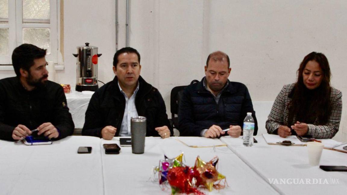$!La comitiva estuvo integrada por Carlos Alberto Estrada Flores, secretario del Ayuntamiento; Juan Carlos Villarreal Garza, tesorero municipal y Virgilio Verduzco Echeverría, director de Infraestructura y Obra Pública.