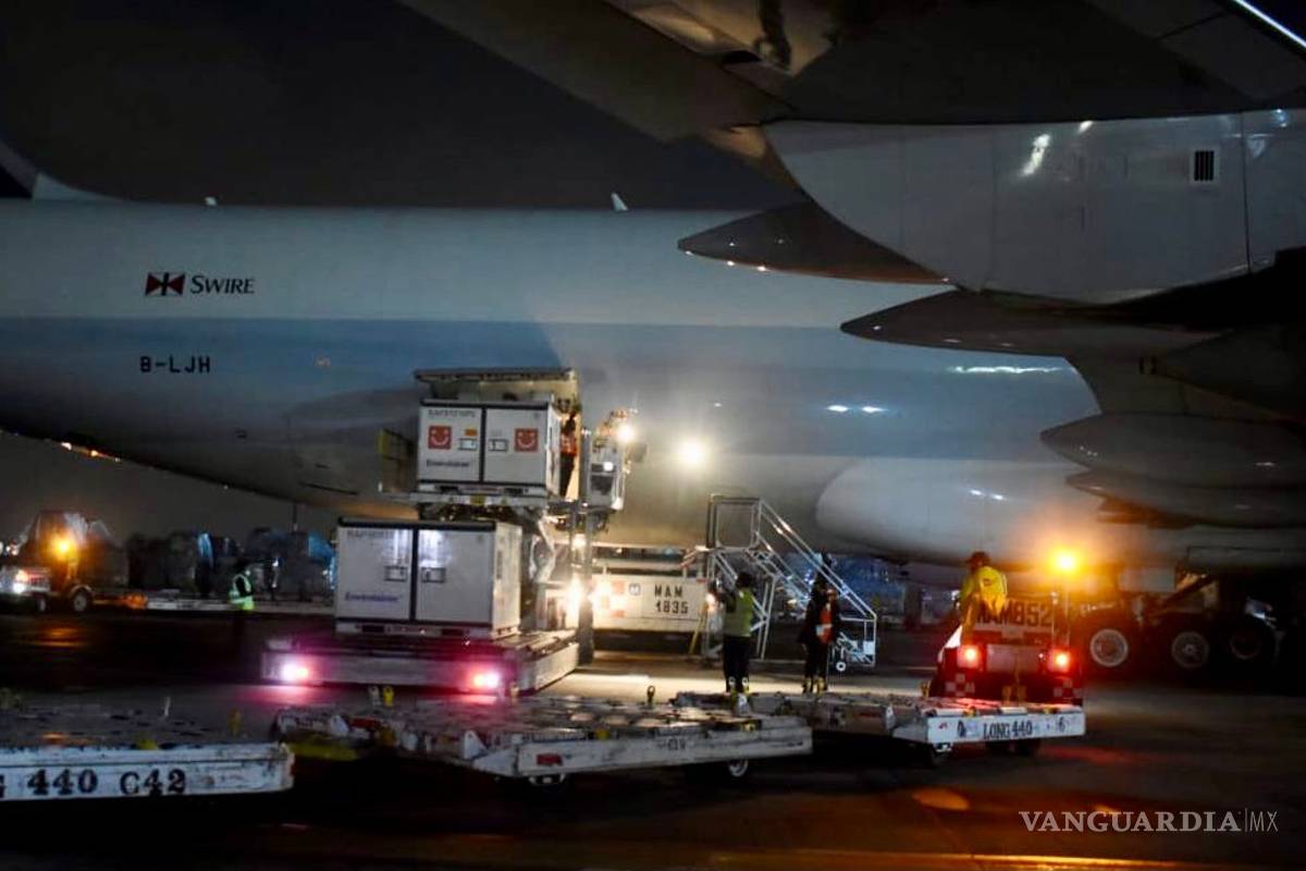 Arriban a México 1 millón de dosis de la vacuna Sinovac
