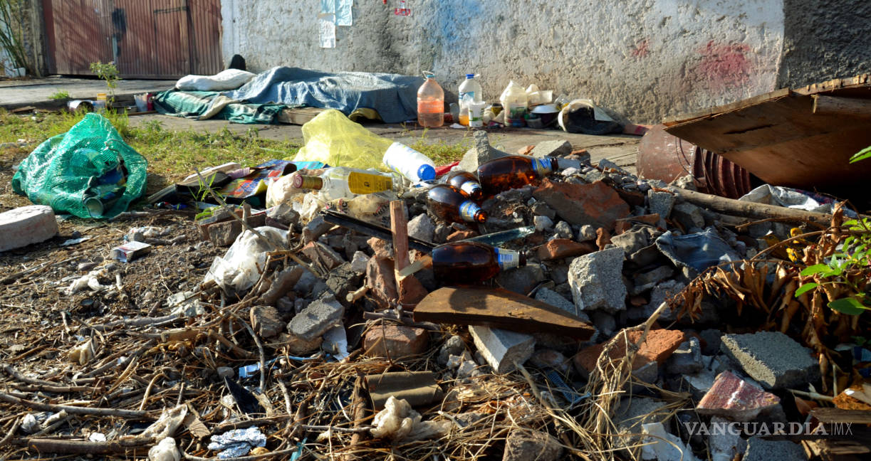 $!En Torreón retiran de vialidad abandonada vehículos chatarra y mucha basura