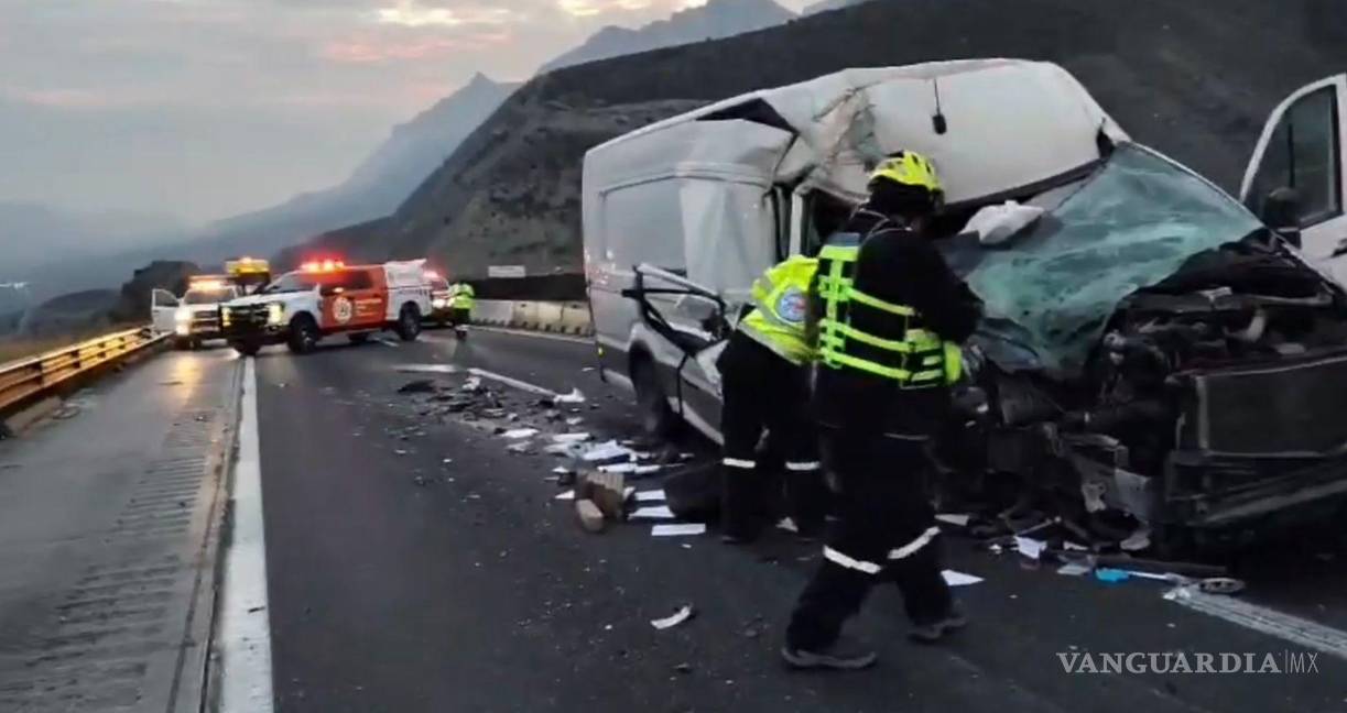 $!Personal de emergencias aseguró la zona mientras se realizaban maniobras de rescate y se controlaba el tránsito.
