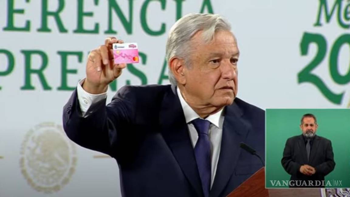 ¿Dónde está el INE, la Fiscalía electoral?... AMLO exhibe en la mañanera, tarjeta rosa de Adrián de la Garza