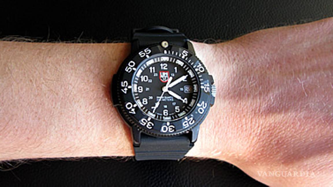 $!Joyería uruguaya asaltada por mexicanos regala un auto y relojes a policías que recuperaron botín