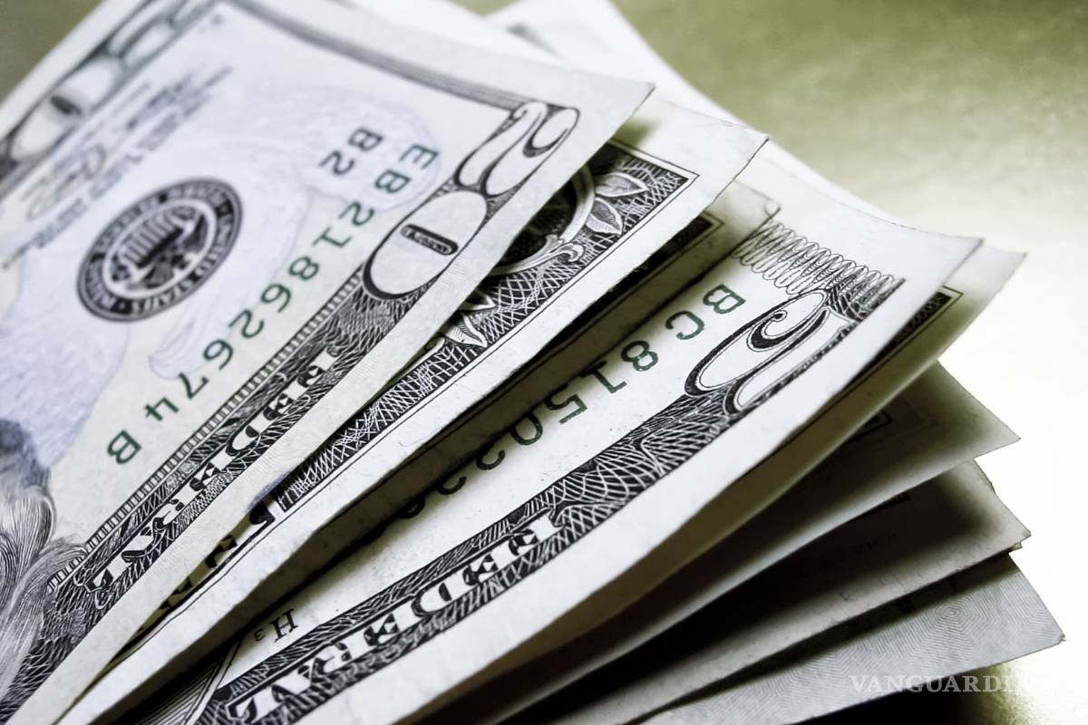 Cierra dólar en $18.15; BMV hila cinco sesiones al alza