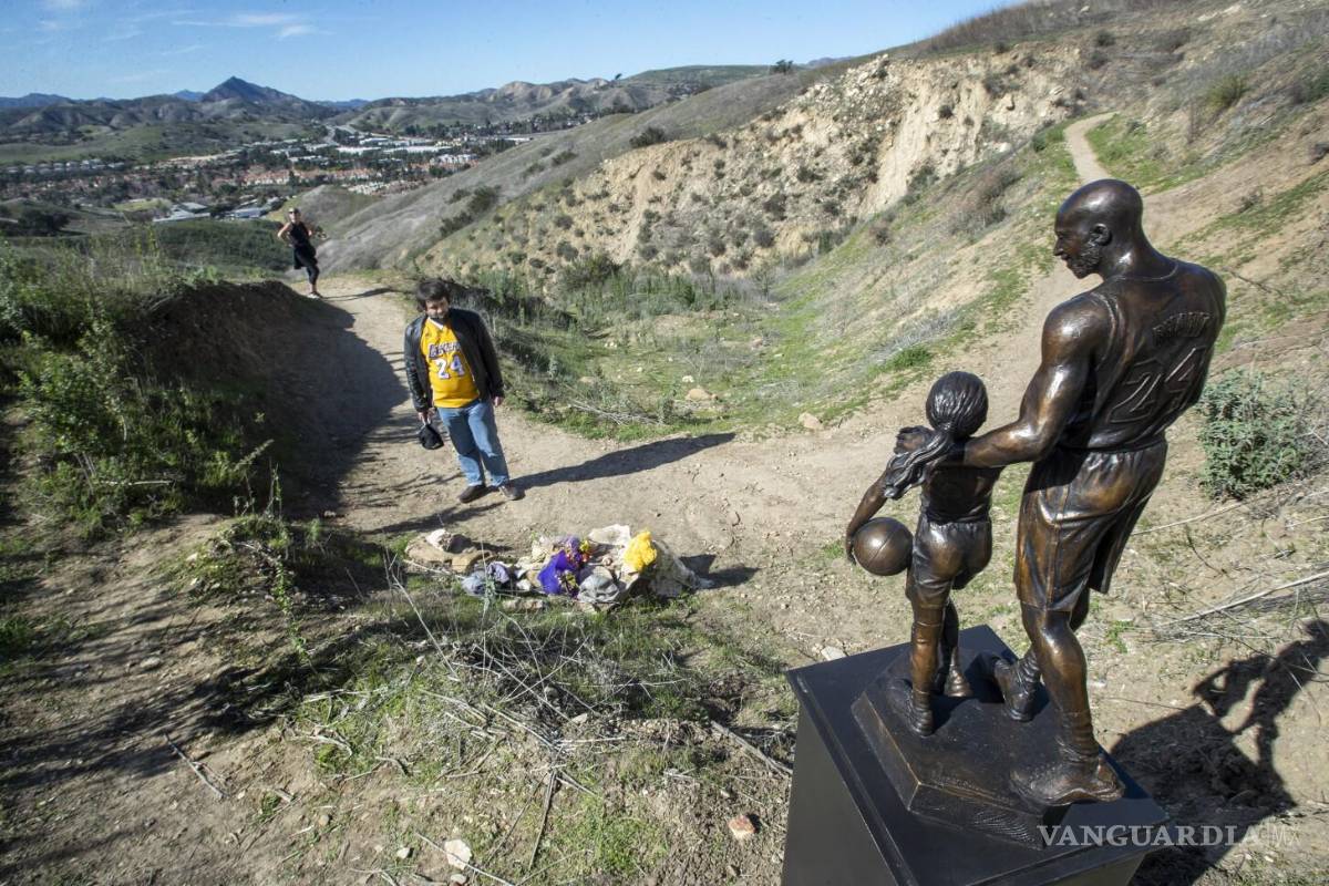 $!A dos años de la tragedia, algunos amigos y familiares de los Bryant asistieron al lugar para dejar algunas imágenes y flores.