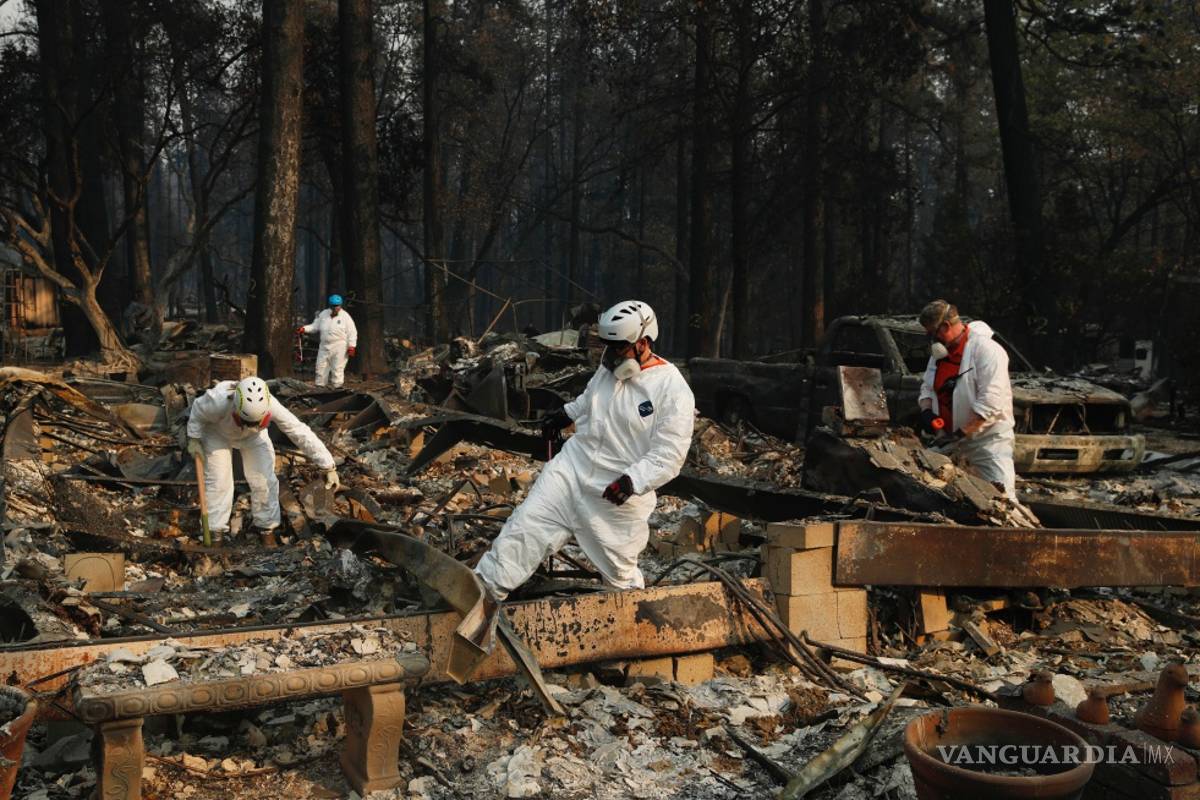 Lluvia ayuda a la extinción de voraz incendio en California