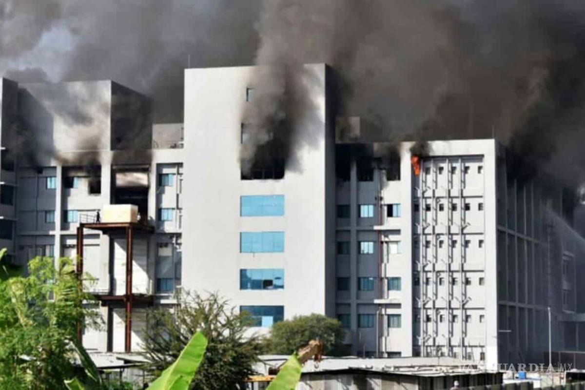 Mueren 5 personas en incendio en fabrica de vacunas antiCOVID de AstraZeneca en India