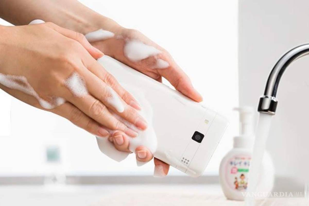 Ponen a la venta celular que puede ser lavado con agua y jabón