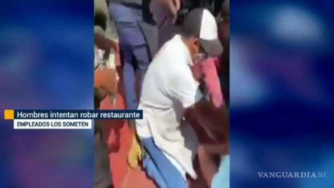 Intentan robar restaurante y empleados los someten a golpes (video)
