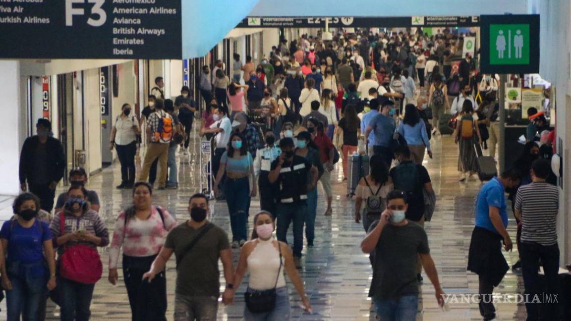 $!14 de abril de 2022. En jueves Santo muchas personas continúan saliendo del Aeropuerto Internacional Benito Juárez en CDMX.