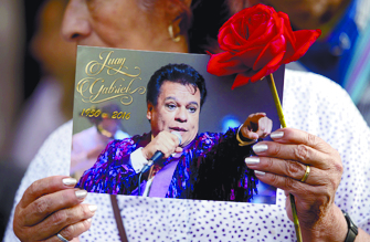 Juan Gabriel practicaba la orinoterapia, asegura médico