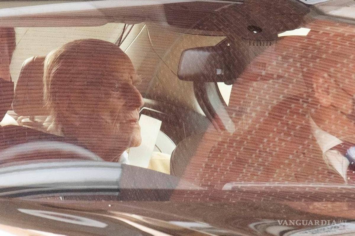 Príncipe Felipe, esposo de la reina Isabel II, sale del hospital tras 28 días ingresado