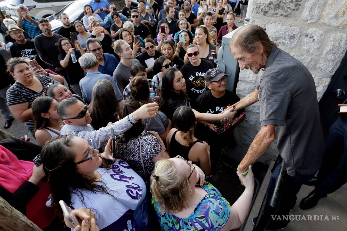 $!Antonio Basco no estuvo solo, cientos lo acompañan en el funeral de su esposa una de víctimas de la masacre en El Paso
