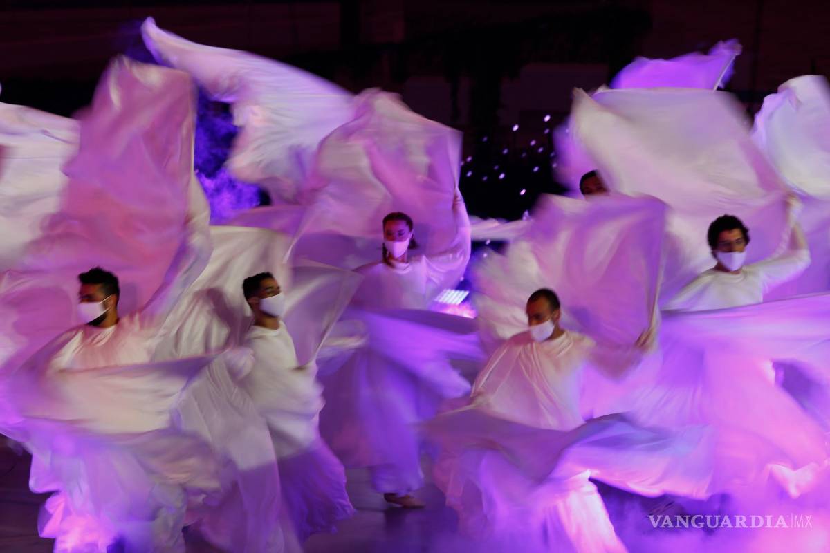 $!Los bailarines se presentan en el centro de espectáculos de Al Wasl Plaza en el sitio de la EXPO durante la ceremonia de apertura oficial de la EXPO 2020, Dubai, Emiratos Árabes Unidos. EFE/EPA/Ali Haider