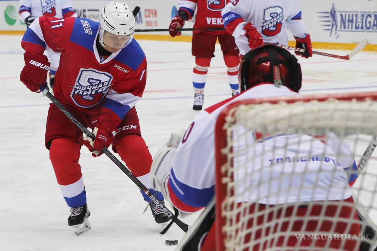 $!Putin hace el 'oso' y se da tremendo golpe al tropezarse durante un partido de hockey