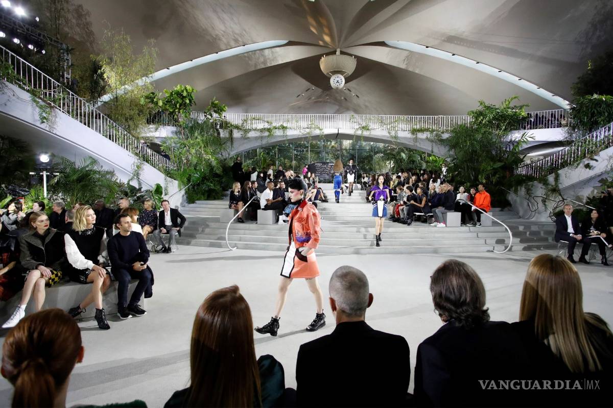 Louis Vuitton presenta una ecléctica colección crucero en el aeropuerto JFK