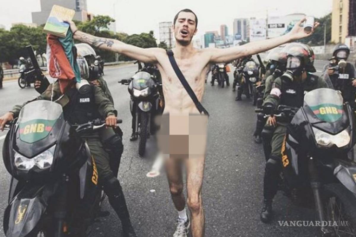 Manifestante desnudo enfrenta la represión de la policía venezolana