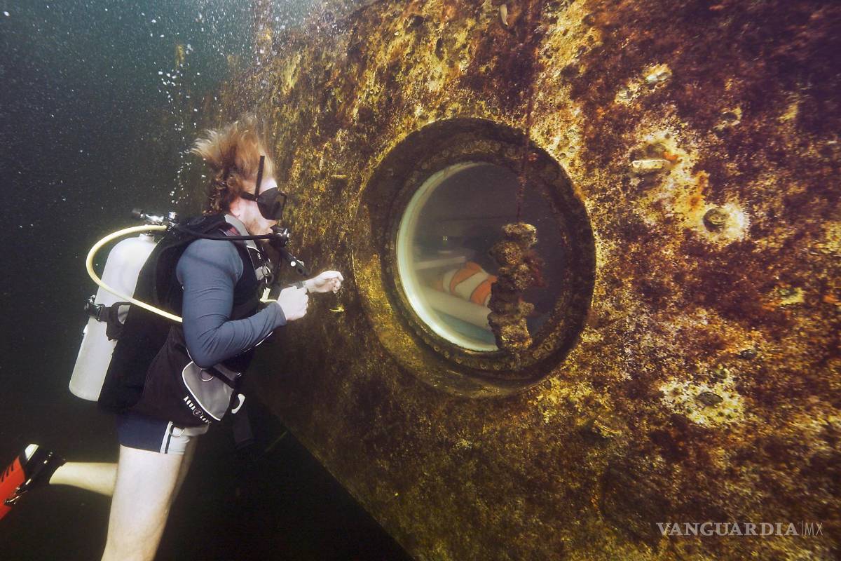 El profesor Joseph Dituri, apodado “Dr. Deep Sea”, rompe récord al pasar 100 días bajo el agua