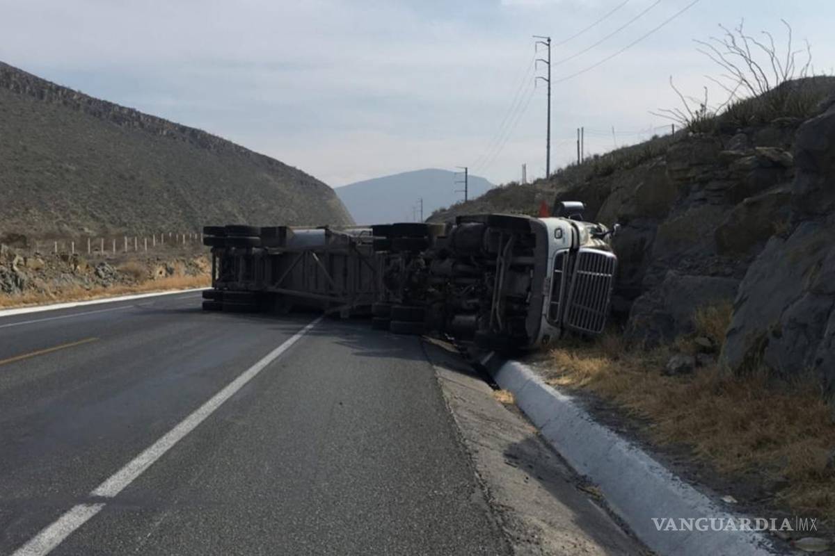 Trailero se salva al volcar en la carretera Saltillo-Monclova